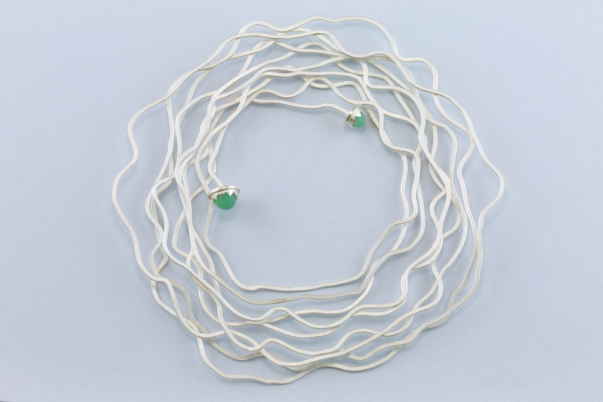 Sita Falkena armband zilverdraad gebogen plat met stenen aan uiteinden dubbele spiraal