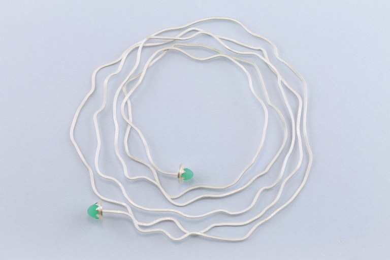 Sita Falkena armband zilverdraad gebogen plat met stenen aan uiteinden spiraalvormig