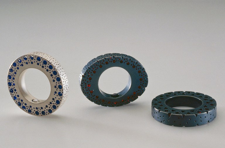 Sita Falkena 3 ringen opengewerkt geboord/ gezaagd met glaskralen en zilver