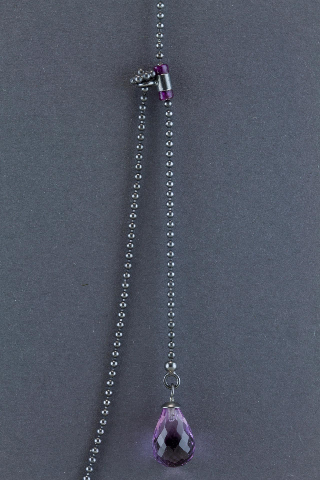 sita falkena balletjes ketting gezwart zilver amethist detail
