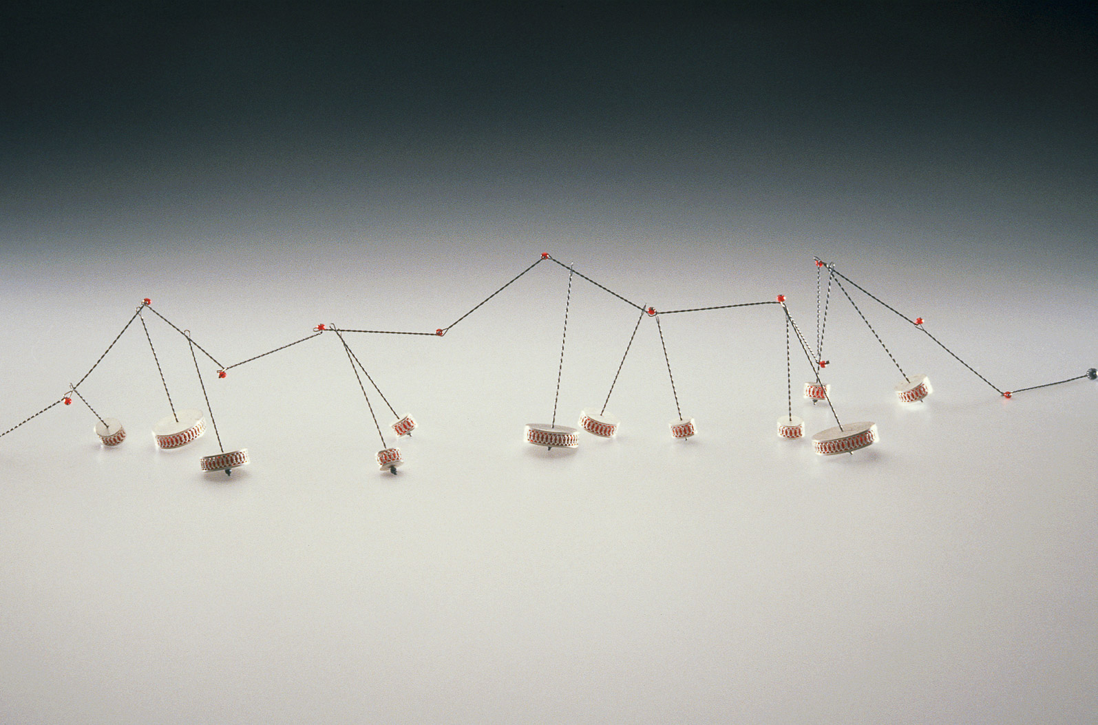 Sita Falkena collier dansende tonnetjes zilveren doosjes gevuld met rode glaskraaltjes