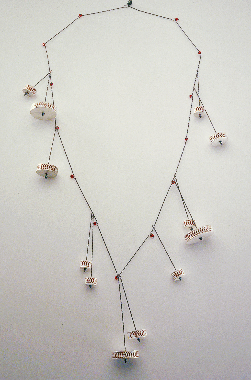 Sita Falkena collier hangende tonnetjes zilver gevuld met rode glaskralen glas