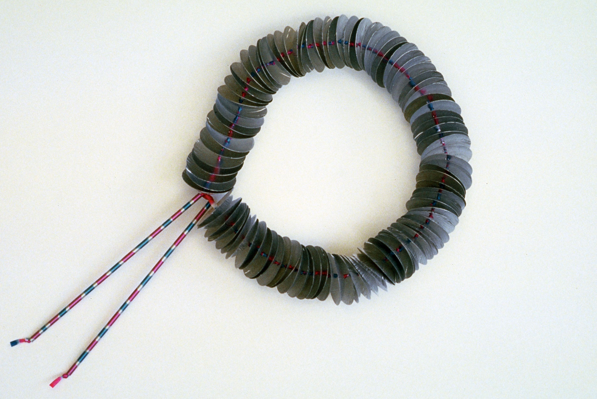 sita Falkena collier lens doppen aluminium-lint