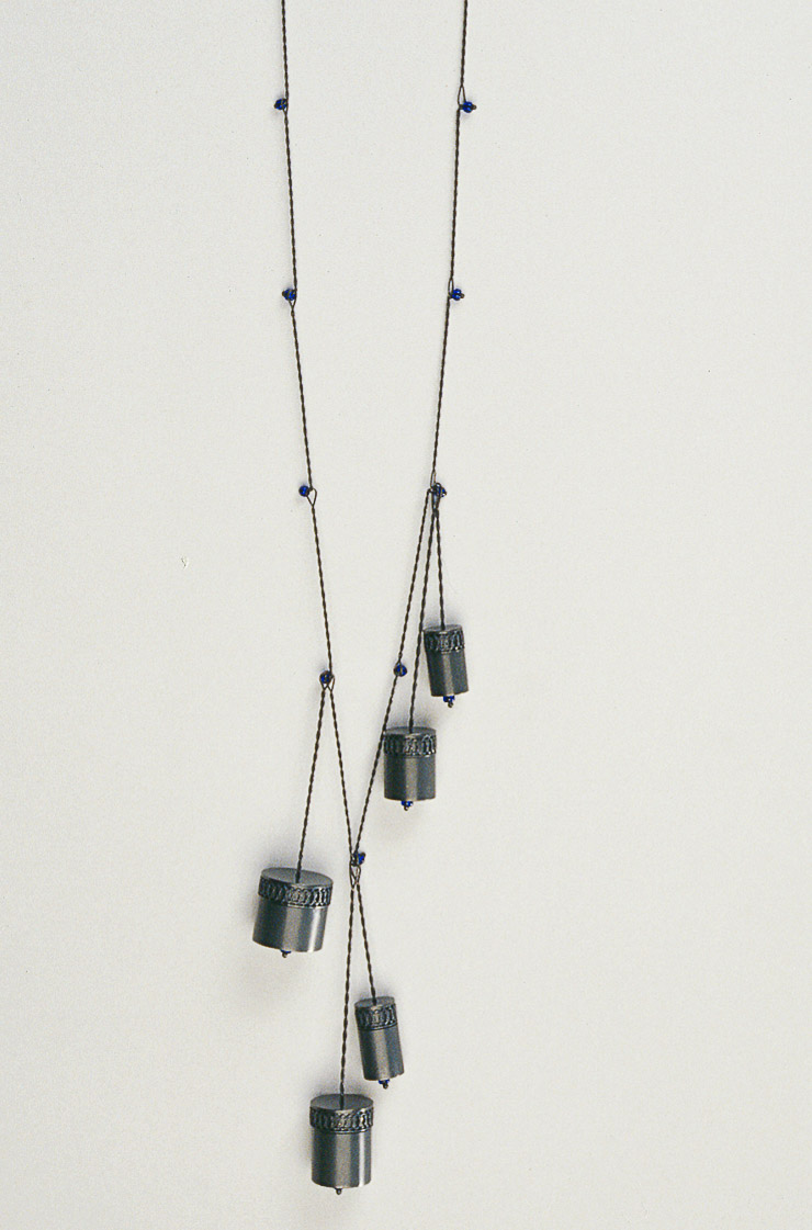 Sita Falkena collier met 5 doosjes zilver gezwart en blauwe glaskralen