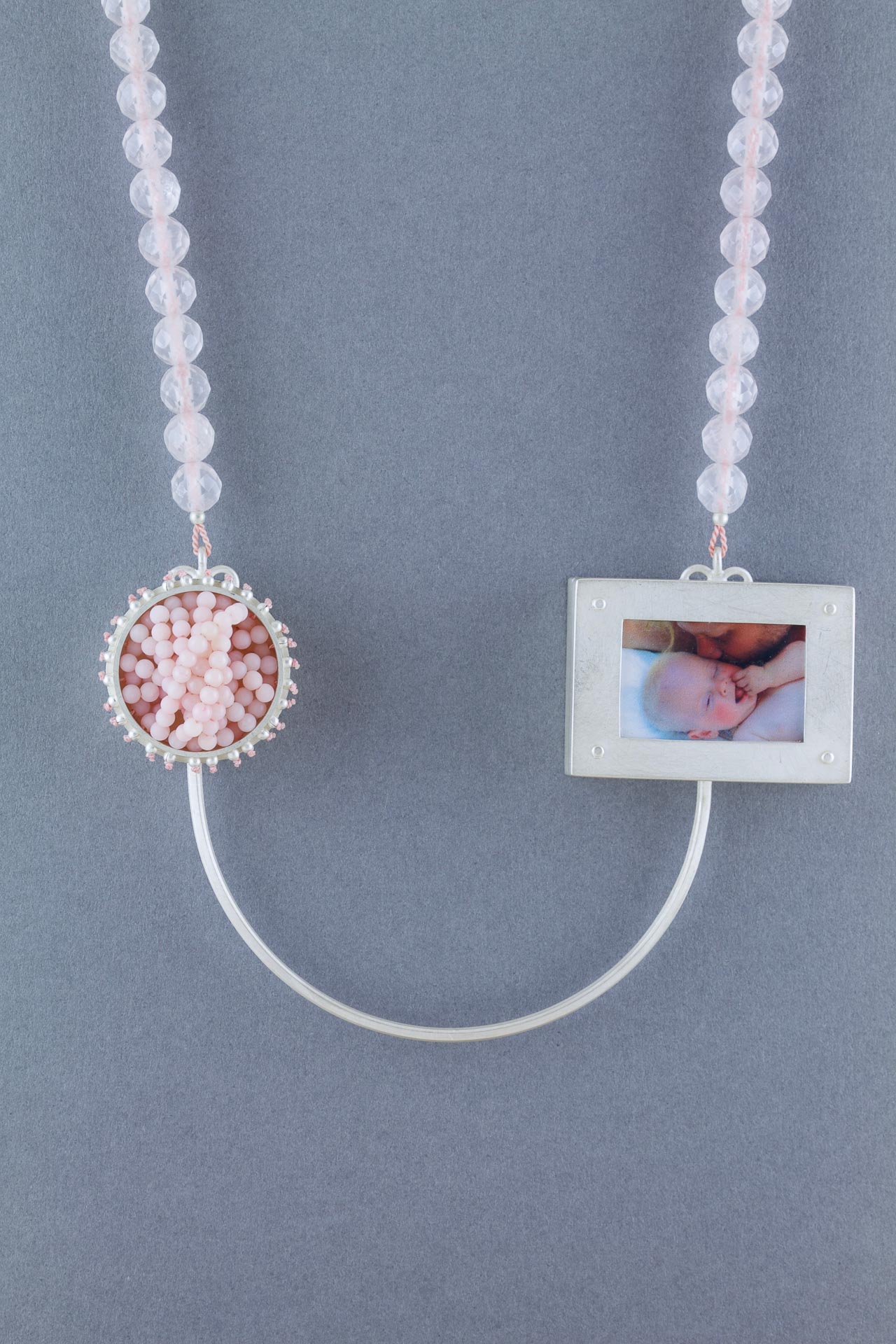 sita falkena l Géné Géné collier met doosje voor navelstreng detail