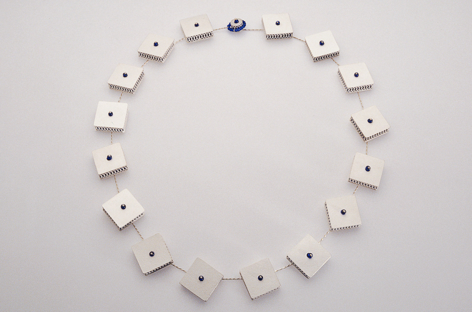 Sita Falkena collier met grote blokjes zilver gevuld met blauw glas rammelen