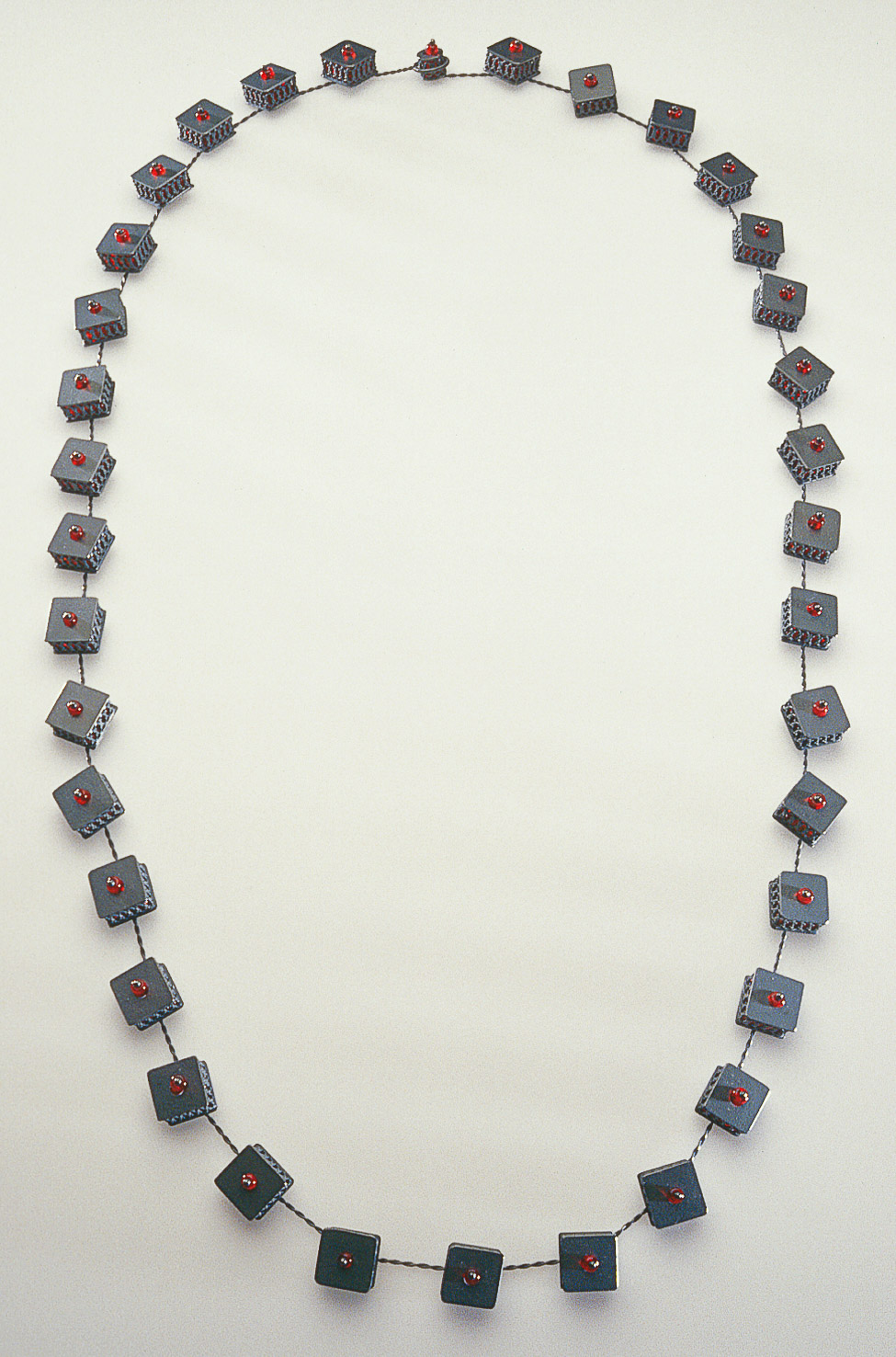 Sita Falkena collier met kleine blokjes gezwart zilver gevuld met rode glaskralen rammelend