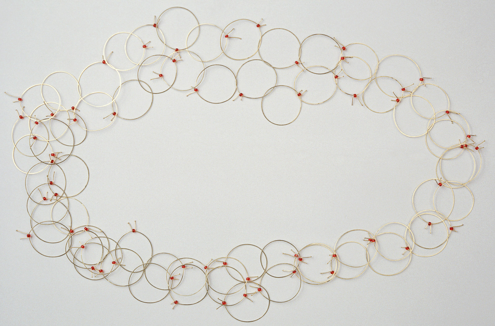 Sita Falkena ringetjes collier goud met rode glaskraal