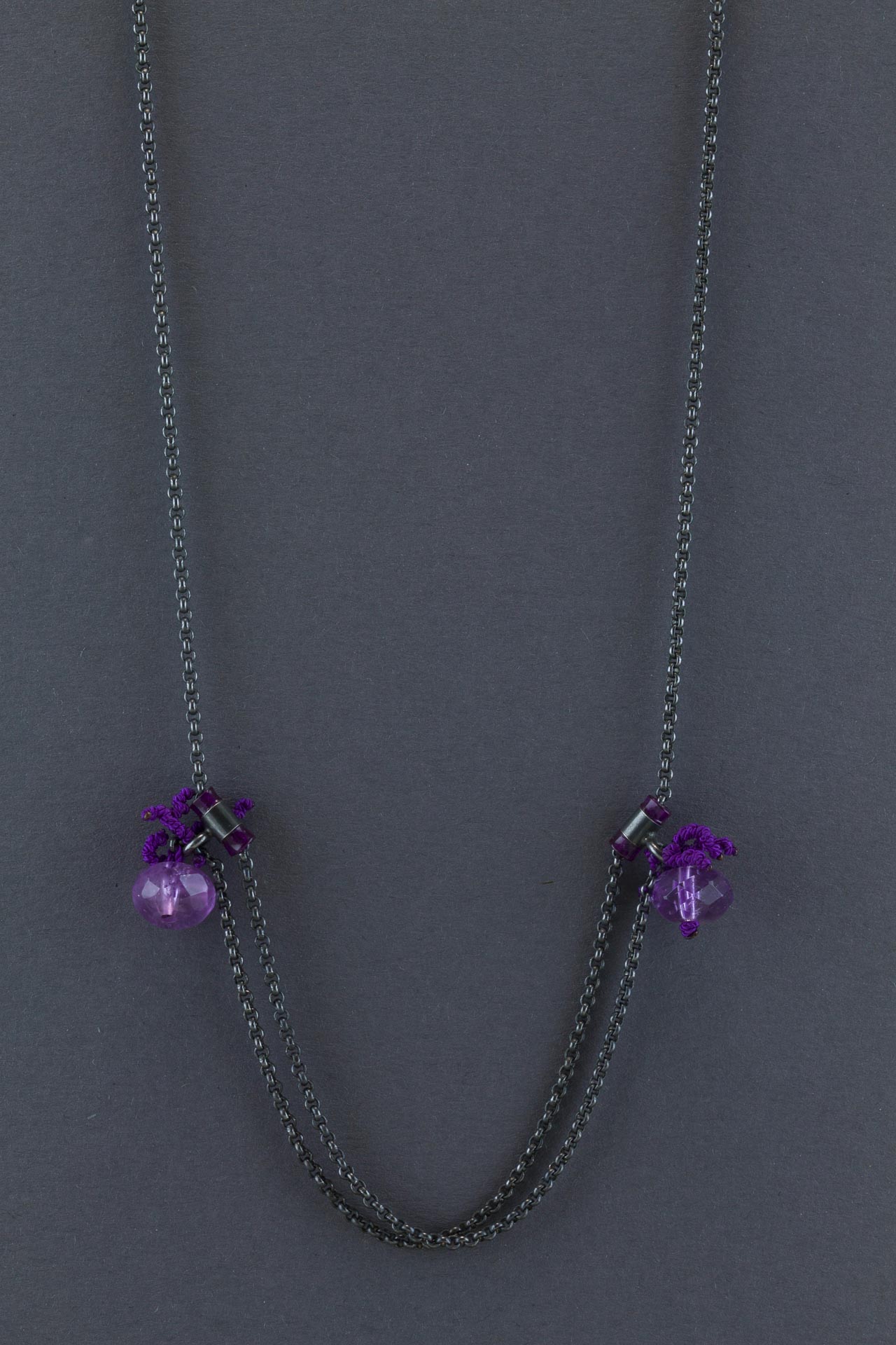 sita falkena jasseron ketting gezwart zilver amethist geknoopt garen