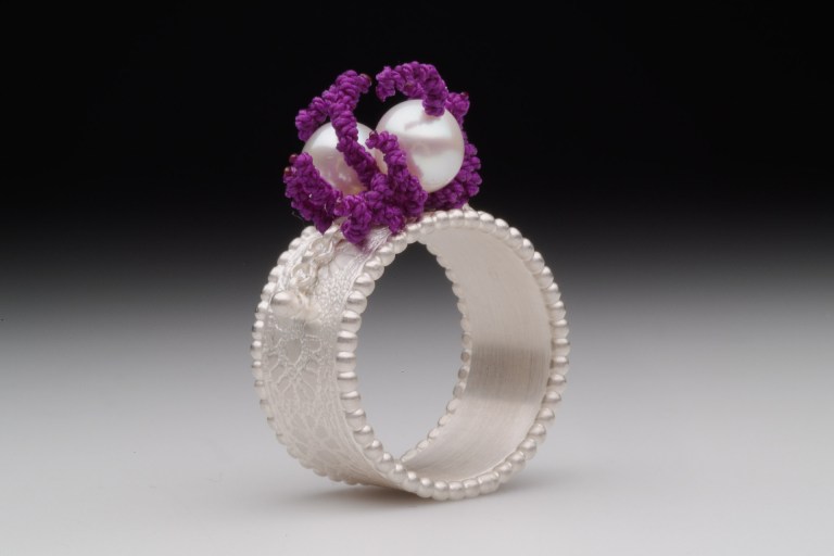 sita falkena zilveren ring met afdruk kant, 2 parels