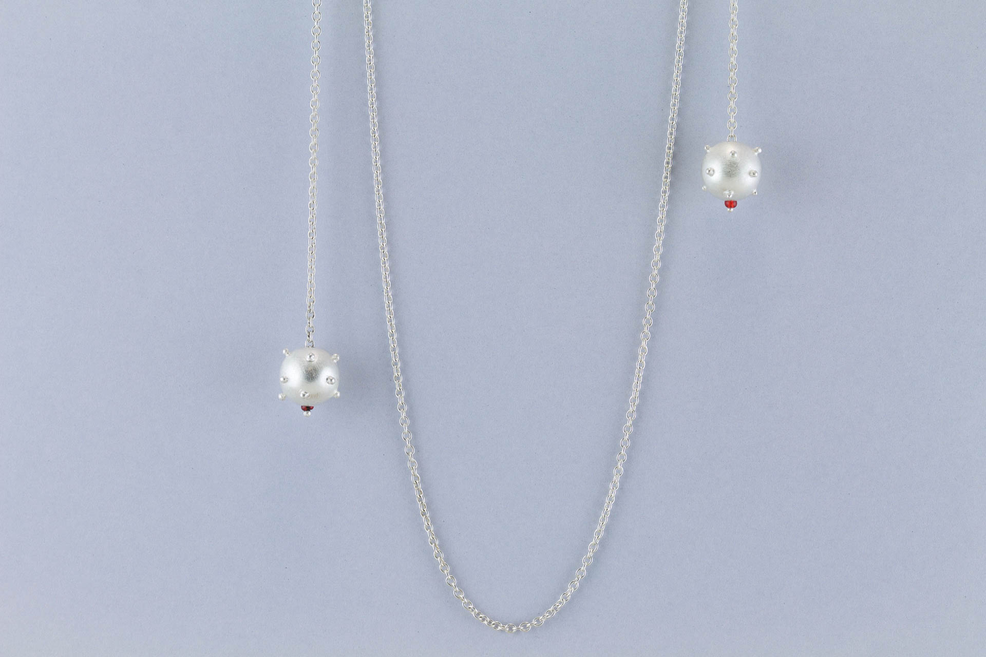 sita falkena ketting zilver met 2 balletjes met stekels