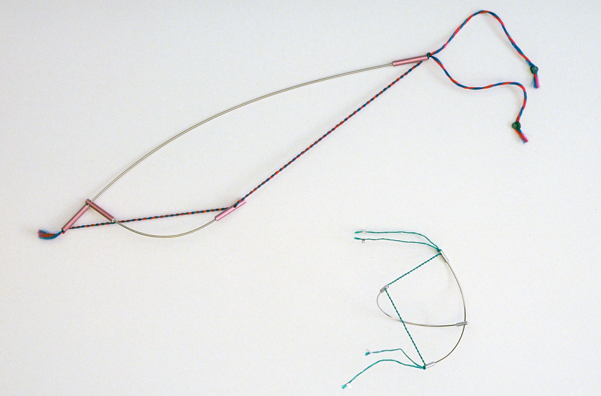 Sita Falkena pijl en boog broche aluminium- r.v.s.- nylon -lood