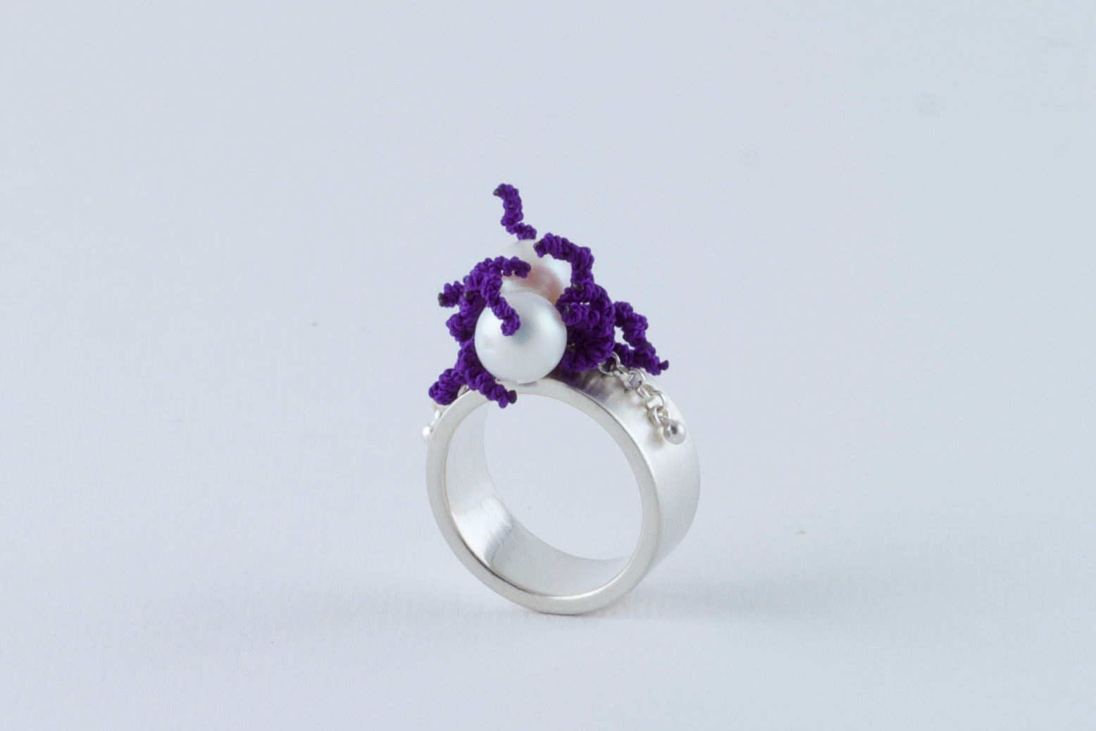 sita falkena ring zilver met parels, paars geknoopt garen