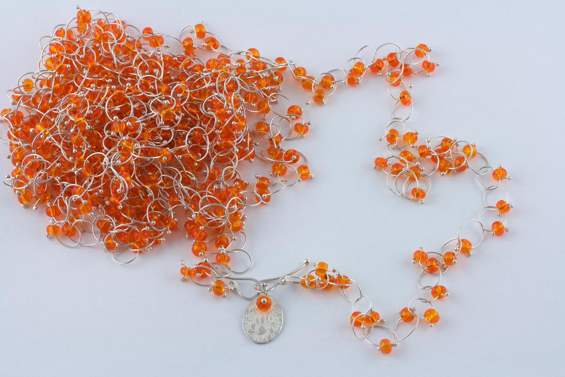 sita falkena ringetjes met oranje glaskraal