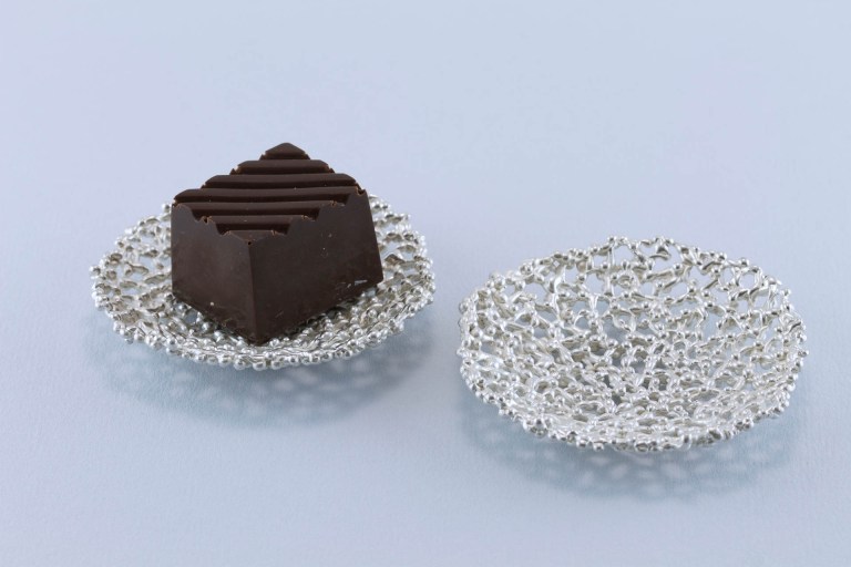 sita falkena bonbonschaaltje voor 1 bonbon zilver-koraal