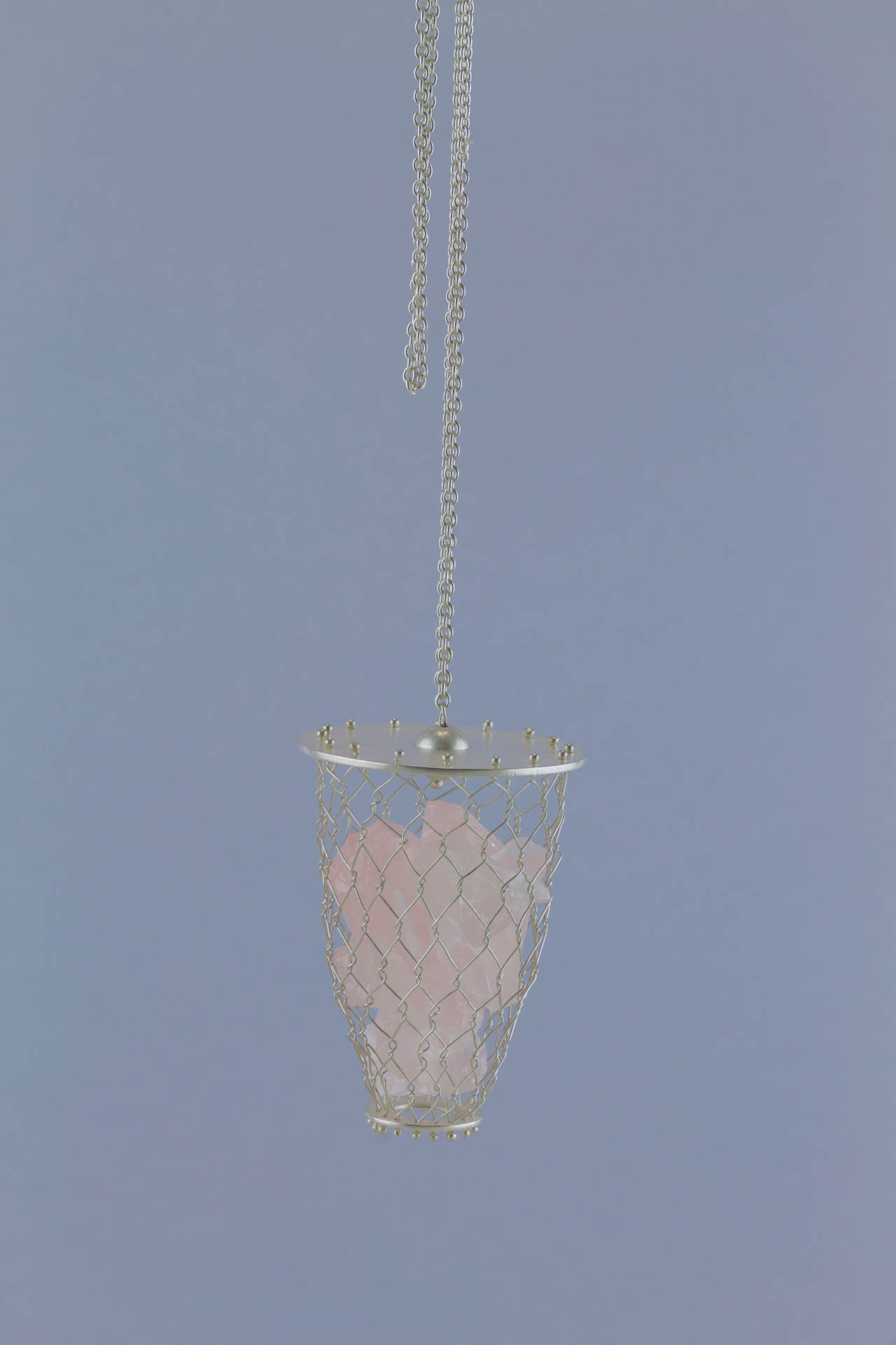 sita falkena talisman- zilver netje met rozenkwarts aan ketting