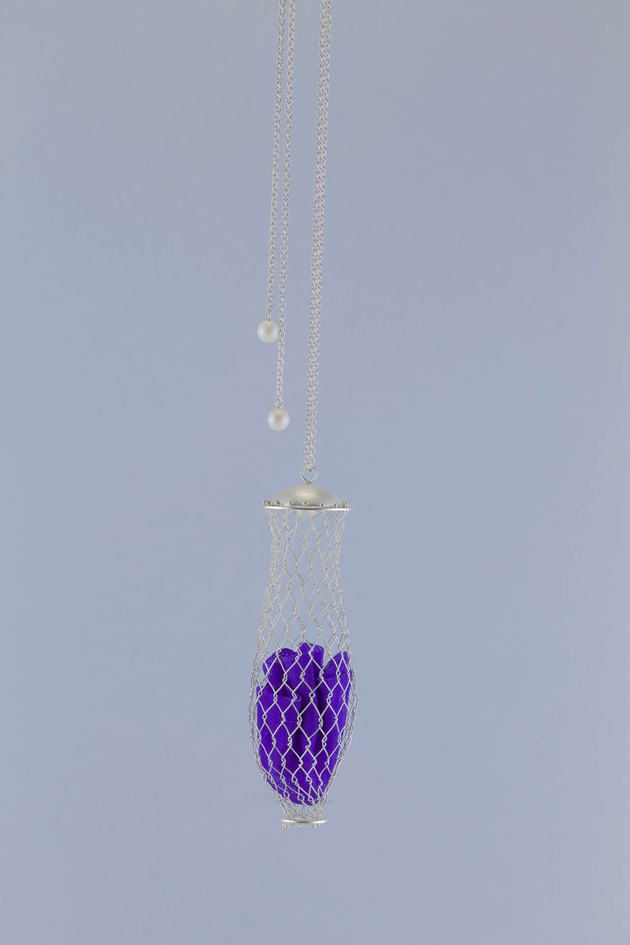 sita falkena collier met netje zilver parels en zijde lapje om iets dierbaars in te doen