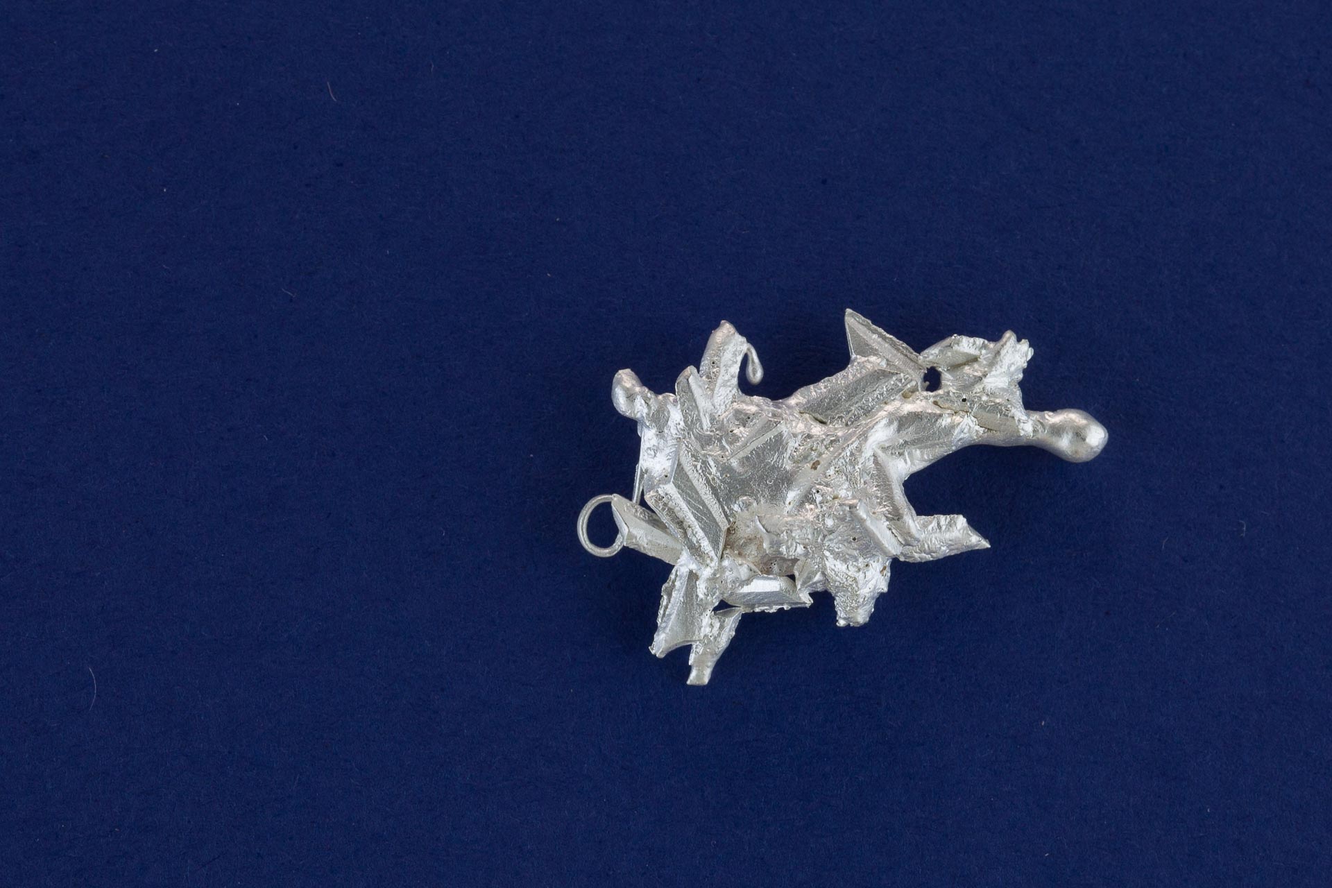 sita falkena broche 'afval' zilver samen gesmolten
