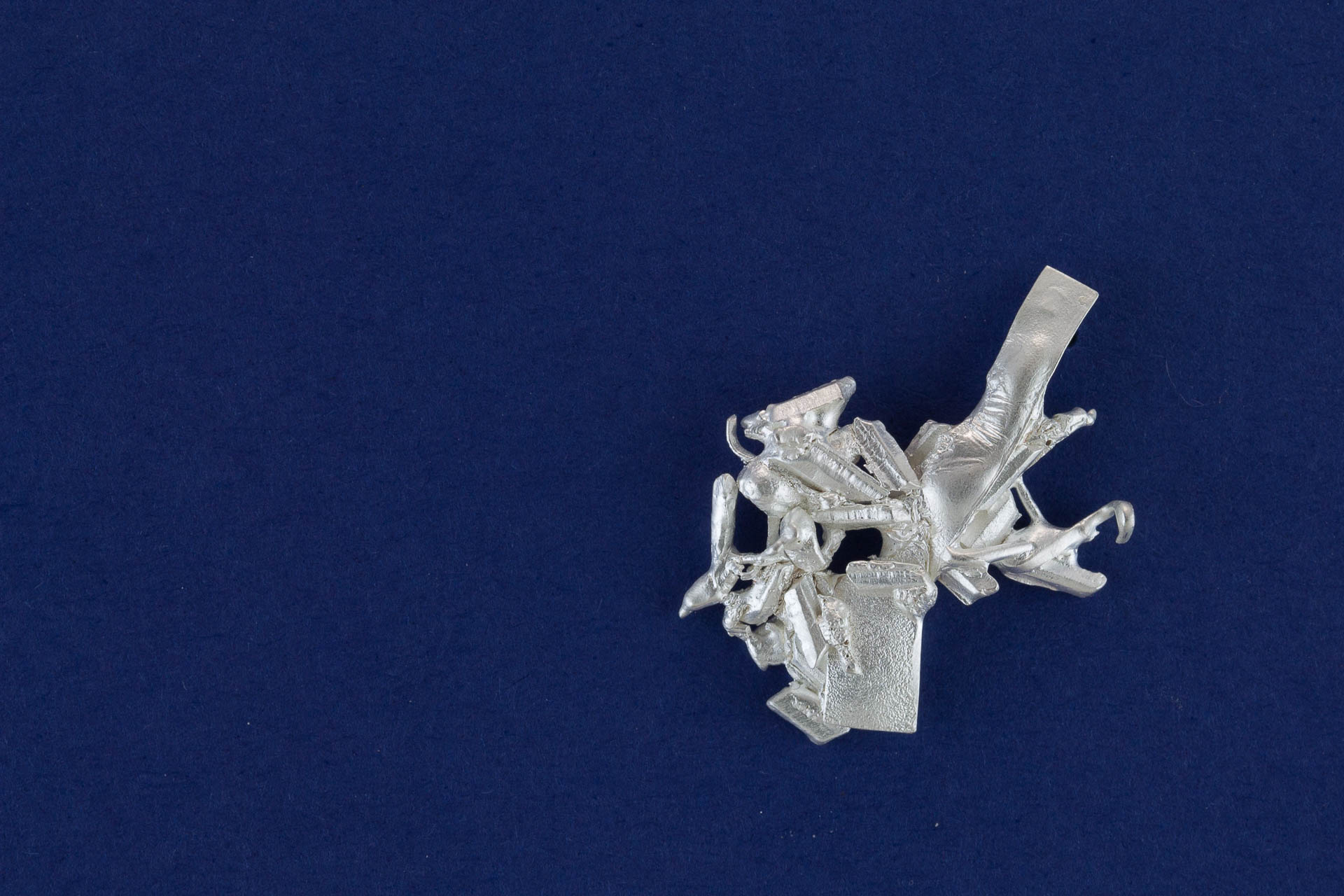 sita falkena broche 'afval' zilver samen gesmolten