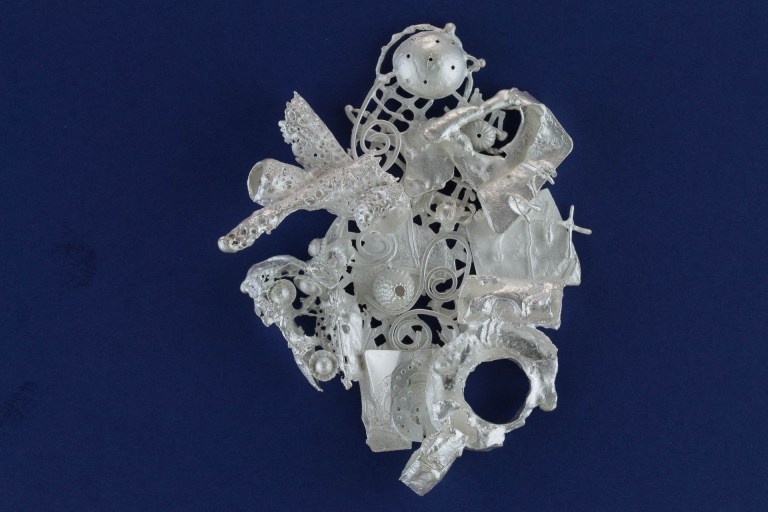sita falkena broche 'afval' zilver samen gesmolten