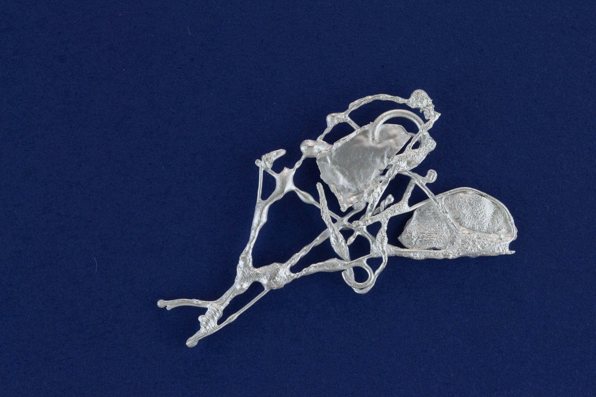 sita falkena broche 'afval' zilver samen gesmolten