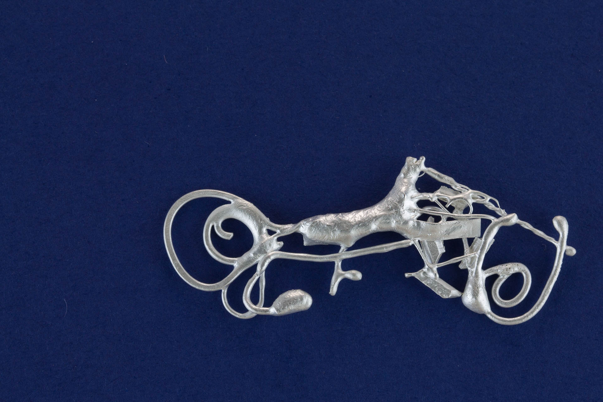 sita falkena broche 'afval' zilver samen gesmolten