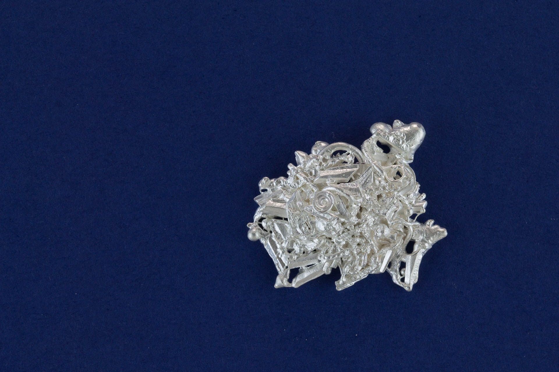 sita falkena broche 'afval' zilver samen gesmolten