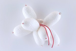 sita falkena broche tros met 7 vlinderkokons