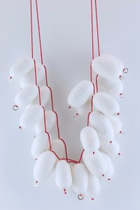 sita falkena halssieraad streng met vlinderkokons