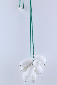 sita falkena halssieraad tros met 10 vlinderkokons