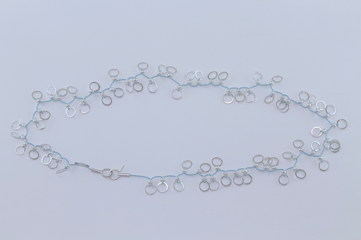 sita falkena "ringetjes" collier, zilver/ parels/zijde