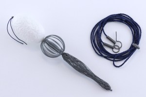 sita falkena rammelaar met staaf, draadbal, vlinderkokon