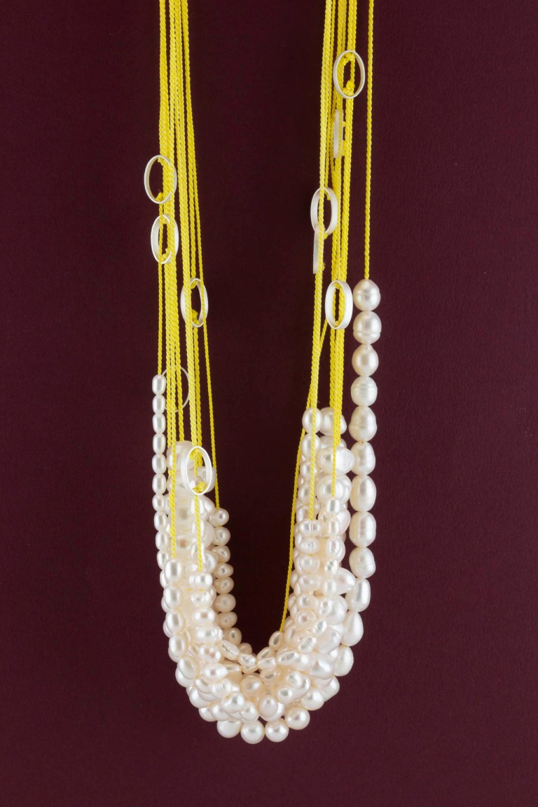 Sita Falkena, parel collier zijde zilver
