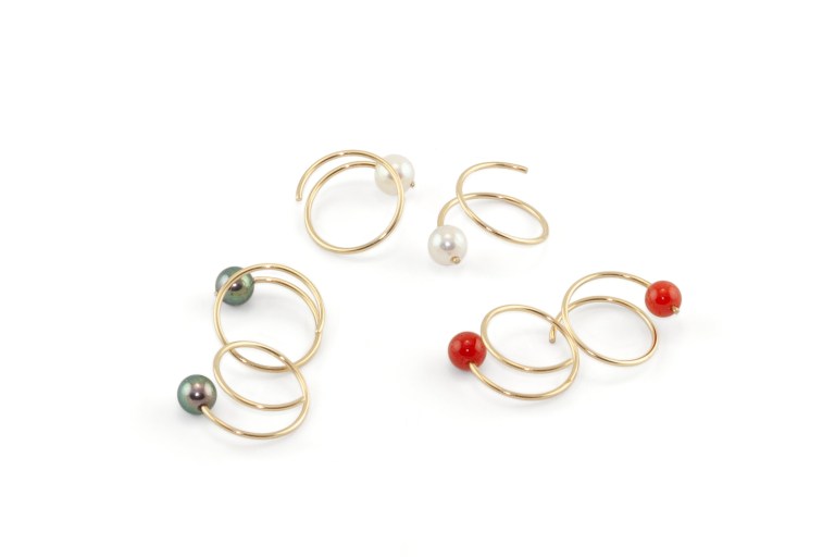 sita falkena oorspiralen goud -parels wit/zwart -bloedkoraal