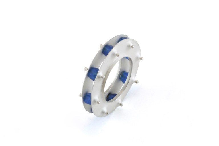 Sita Falkena ring zilver, 2 schijven met blauw glaskralen ertussen