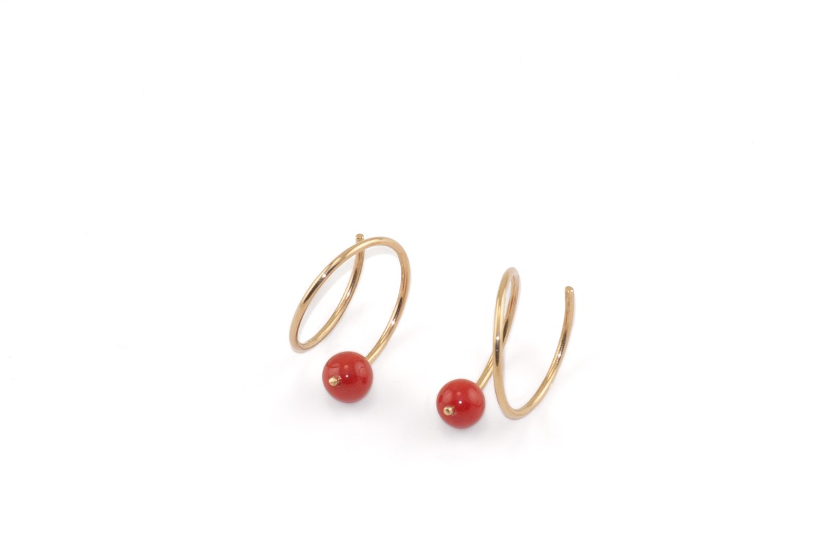 sita falkena oorspiralen goud -parels wit/zwart -bloedkoraal